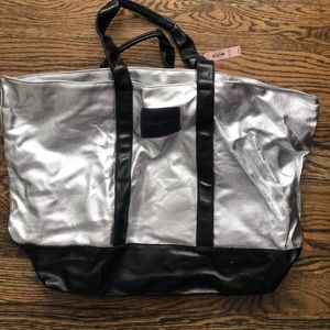 Metallic tote duffel gym bag zipper is damage